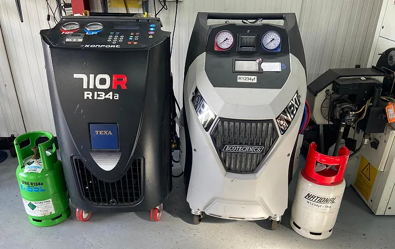 R134a and R1234yf air con re-gas machines at Raimondi Auto Services Old Woking